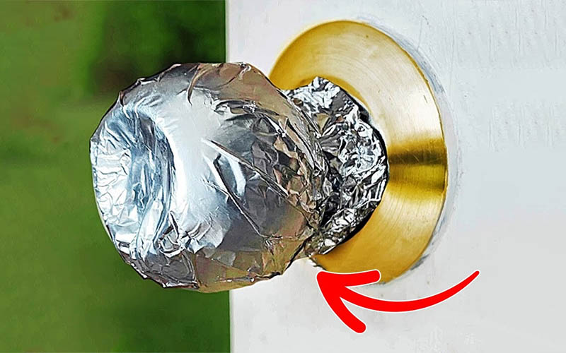 why put aluminum foil on doorknob
